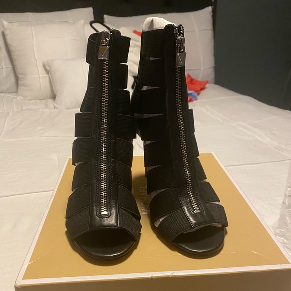 New never worn Michael Kors 6.5 - Picture 2 of 2